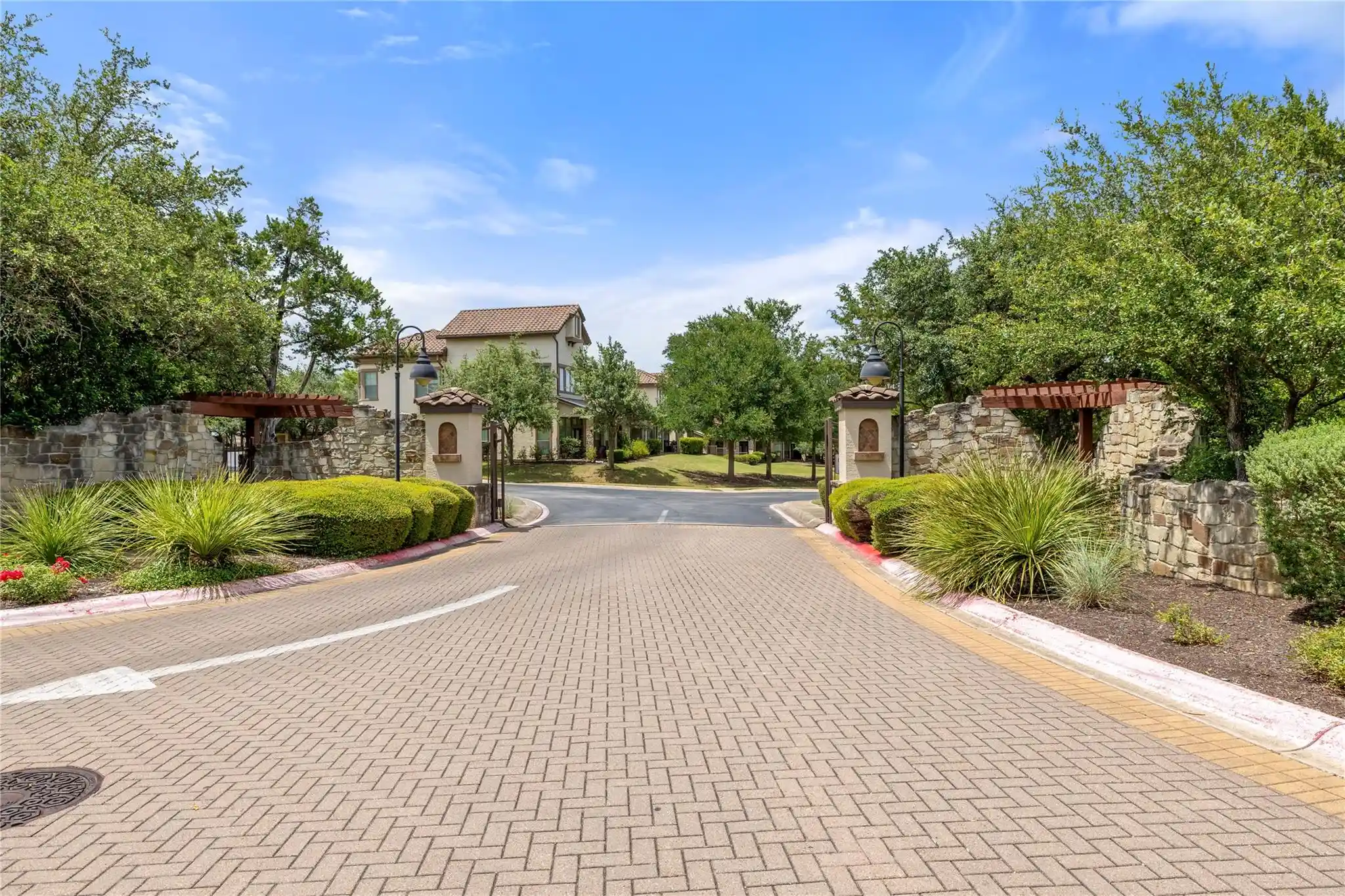 Listing Photo 2 - Condo for sale in 7800 Sw Pkwy located at 7800 Sw Pkwy, Austin, TX 78735 - Unit #1112