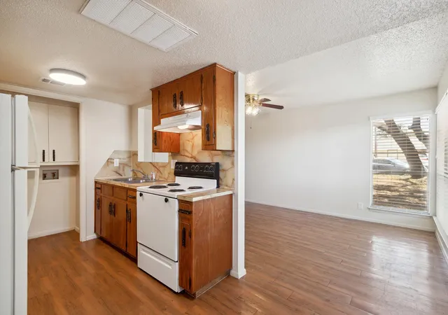 Listing Photo 2 - Condo for sale in building located at 1509 Park Ln, Georgetown, TX 78628 - Unit #