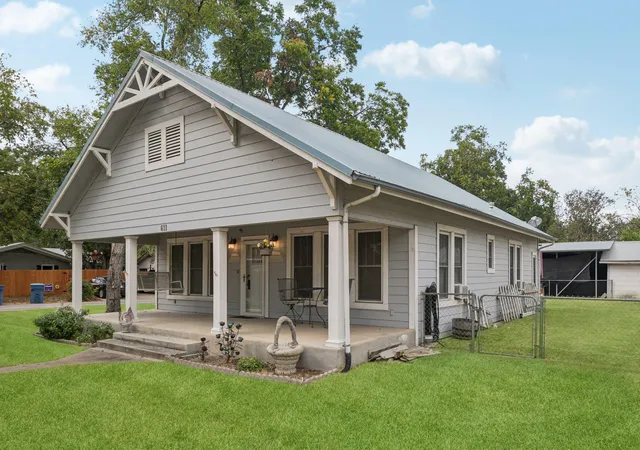2nd image of 611 N Main St, Elgin, TX 78621 | MLS# 6601258