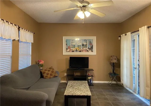 Listing Photo 4 - Condo for sale in building located at 712 W 21St St, Austin, TX 78705 - Unit #303