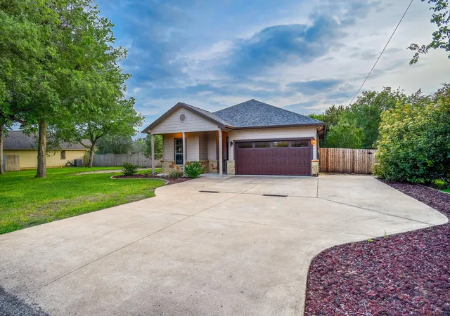 Photo 3 of Single family home for sale at 129 Haliimaile Ln, Bastrop, TX 78602 | MLS# 9653467 | Listing updated on 2026-05-14
