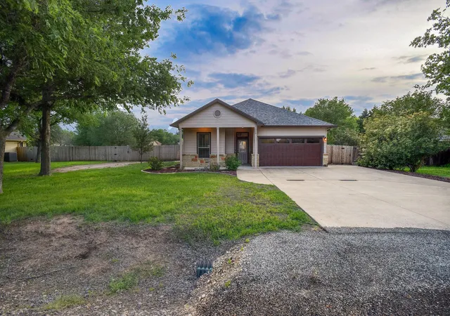 Photo 3 of Single family home for sale at 129 Haliimaile Ln, Bastrop, TX 78602 | MLS# 9653467 | Listing updated on 2026-05-14