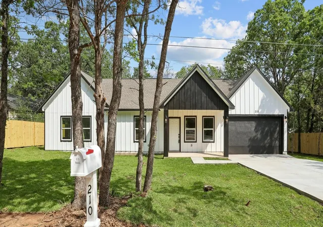 Photo 3 of Sale Pending at 210 Flint Ridge St, Bastrop, TX 78602 | MLS# 5131679 | Listing updated on 2026-08-25