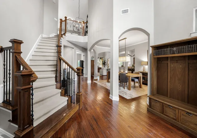 Photo 3 of Sale Pending at 208 Santaluz Ln, Austin, TX 78732 | MLS# 8563447 | Listing updated on 2026-09-03