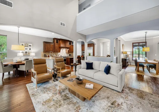 Photo 4 of Sale Pending at 208 Santaluz Ln, Austin, TX 78732 | MLS# 8563447 | Listing updated on 2026-09-03