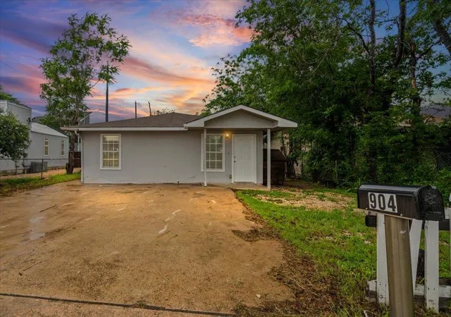 1st image of 904 Montopolis Dr, Austin, TX 78741 | MLS# 6572073