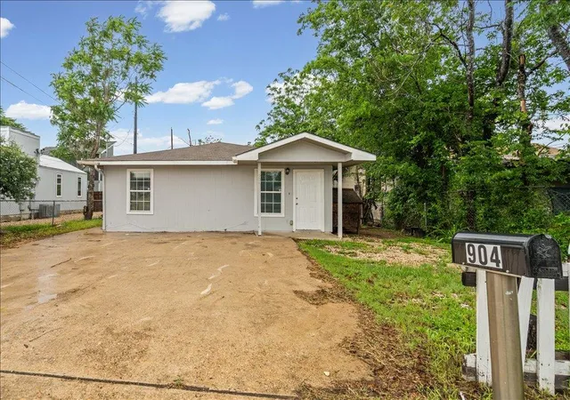 2nd image of 904 Montopolis Dr, Austin, TX 78741 | MLS# 6572073