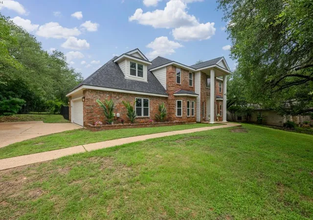 Photo 3 of Single family home for sale at 117 Medalist St, Lakeway, TX 78734 | MLS# 7495619 | Listing updated on 2026-08-28