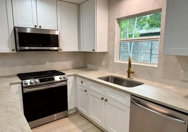 4th image of 5002 Glencoe Cir, Austin, TX 78745 | MLS# 3918622