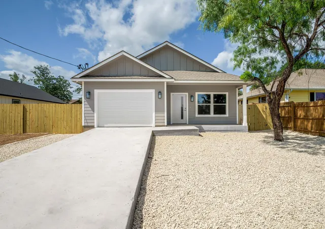 Photo 1 of Single family home for sale at 147 W Pine Dr, Granite Shoals, TX 78654 | MLS# 7903950 | Listing updated on 2026-10-02