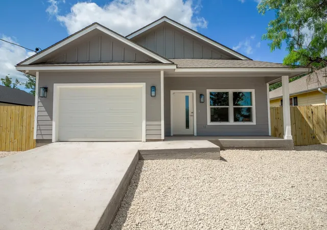 Photo 2 of Single family home for sale at 147 W Pine Dr, Granite Shoals, TX 78654 | MLS# 7903950 | Listing updated on 2026-10-02