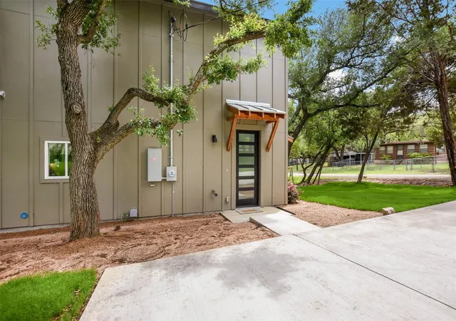 3rd image of 10901 W Lakeview Dr, Jonestown, TX 78645 | MLS# 6631132