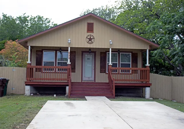 1st image of 633 S Commerce St, Lockhart, TX 78644 | MLS# 1164103