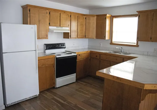 2nd image of 633 S Commerce St, Lockhart, TX 78644 | MLS# 1164103