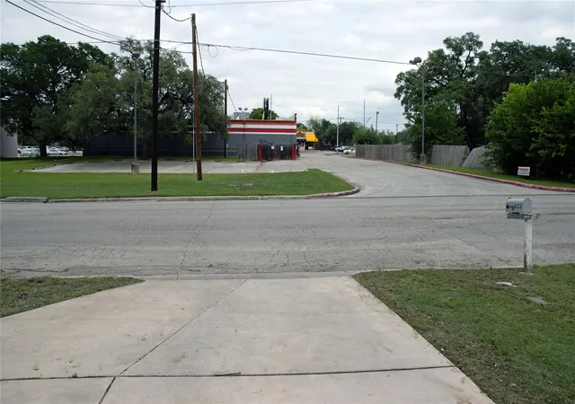 29th image of 633 S Commerce St, Lockhart, TX 78644 | MLS# 1164103