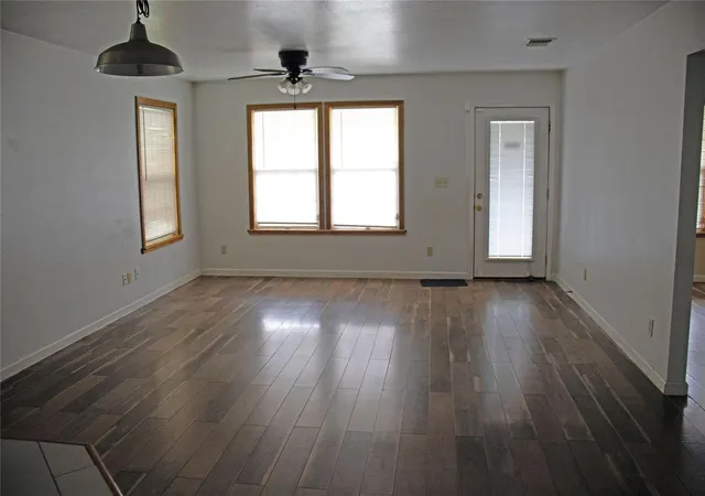 3rd image of 633 S Commerce St, Lockhart, TX 78644 | MLS# 1164103