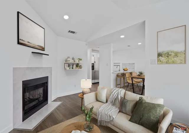 Listing Photo 3 - Condo for sale in building located at 6409 Burns St, Austin, TX 78752 - Unit #304
