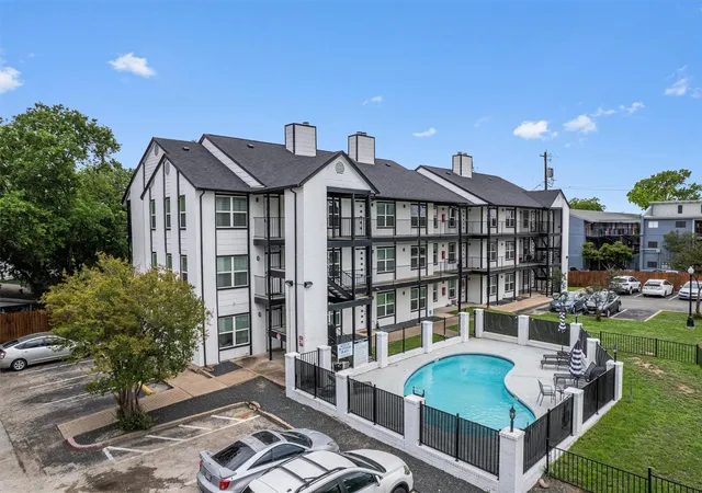 Listing Photo 4 - Condo for sale in building located at 6409 Burns St, Austin, TX 78752 - Unit #304