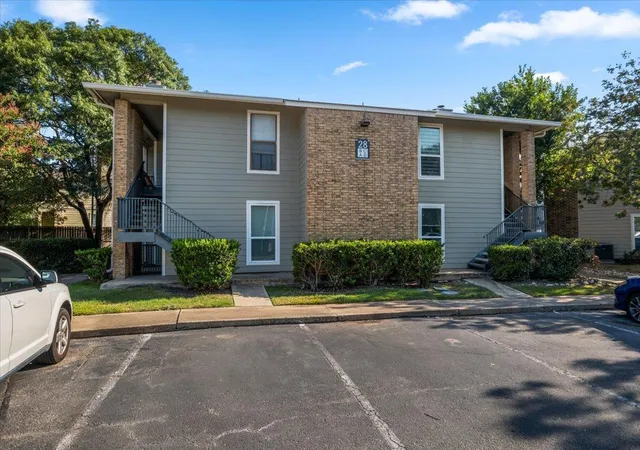 2nd image of 10616 Mellow Mdw Dr, Austin, TX 78750