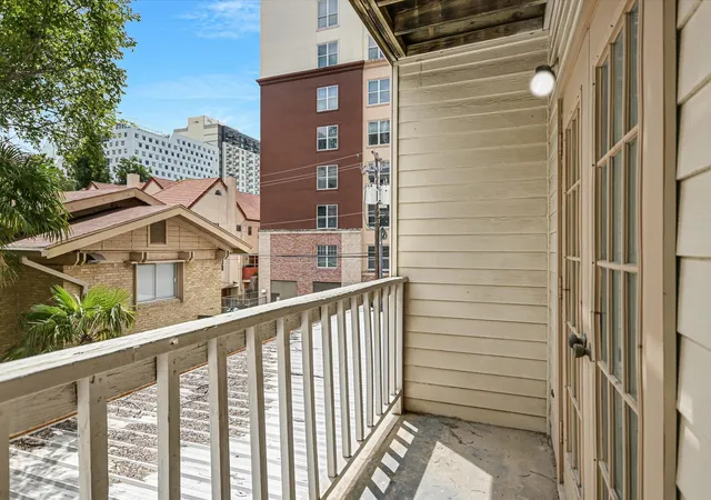 Listing Photo 4 - Condo for sale in building located at 715 W 22Nd 1/2Nd St, Austin, TX 78705 - Unit #204