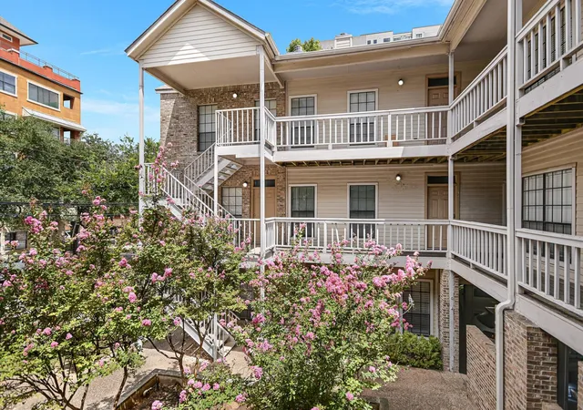 Listing Photo 5 - Condo for sale in building located at 715 W 22Nd 1/2Nd St, Austin, TX 78705 - Unit #204