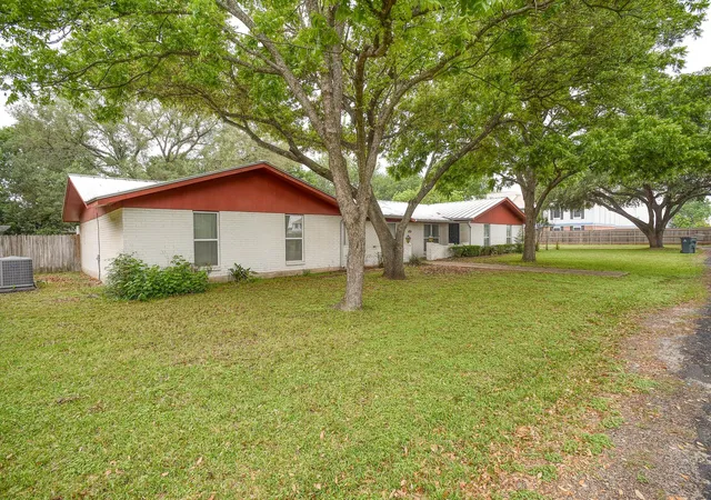 Photo 3 of Single family home for sale at 204 Maynard St, Bastrop, TX 78602 | MLS# 7454045 | Listing updated on 2026-06-08