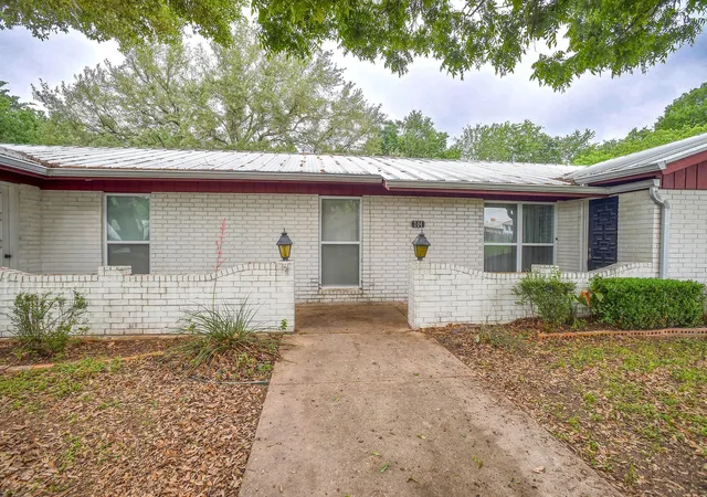 Photo 3 of Single family home for sale at 204 Maynard St, Bastrop, TX 78602 | MLS# 7454045 | Listing updated on 2026-06-08
