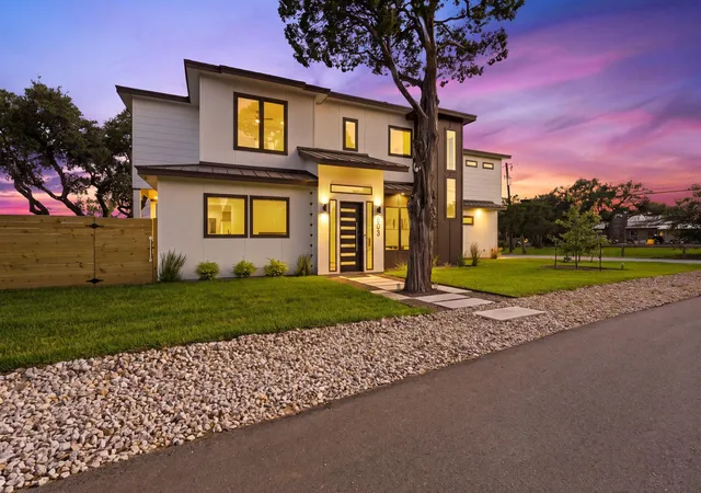Photo 1 of Single family home for sale at 8503 Grandview Dr, Jonestown, TX 78645 | MLS# 9021947 | Listing updated on 2026-10-09