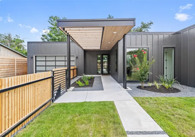2nd image of 2305 Southern Oaks Dr, Austin, TX 78745 | MLS# 4926729