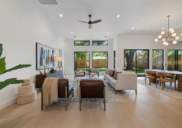 Photo 4 of Single family home for sale at 2305 Southern Oaks Dr, Austin, TX 78745 | MLS# 4926729 | Listing updated on 2026-10-09