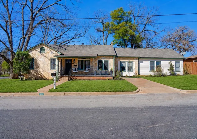 5th image of 502 N Orange St, Fredericksburg, TX 78624 | MLS# 6435110