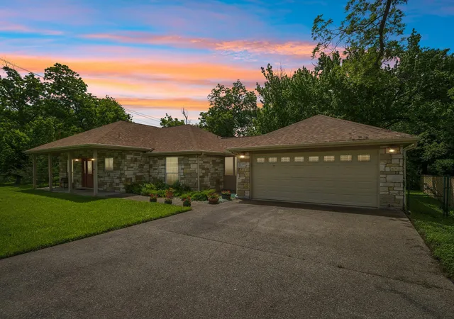 3rd image of 307 W 4Th St, Elgin, TX 78621 | MLS# 1648730
