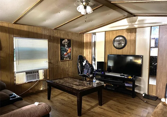 2nd image of 410 W North St, Kyle, TX 78640 | MLS# 1906204
