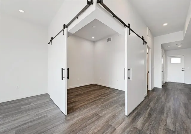 Listing Photo 5 - Condo for sale in building located at 4004 Banister Ln, Austin, TX 78704 - Unit #303