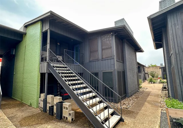 2nd image of 909 Reinli St, Austin, TX 78751