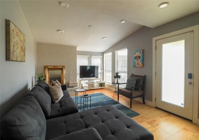 2nd image of 909 Reinli St #221, Austin, TX 78751 | MLS# 9859371