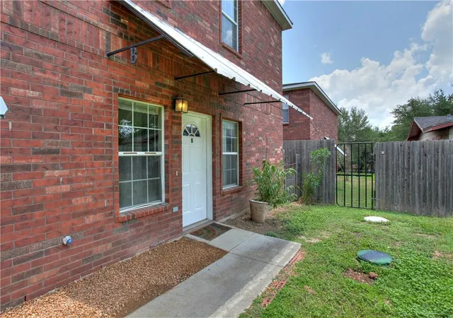 Photo 3 of Multi family home for sale at 1105 N Cuernavaca Dr #A & B, Austin, TX 78733 | MLS# 7743081 | Listing updated on 2026-08-27