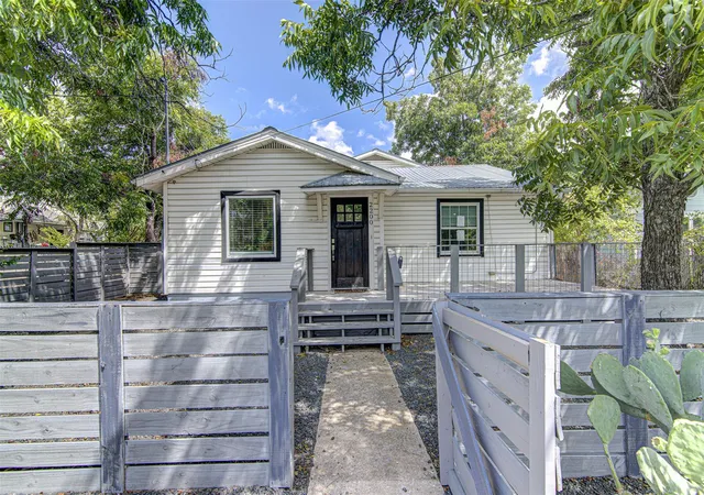 2nd image of 2200 E 14th St, Austin, TX 78702 | MLS# 7391655