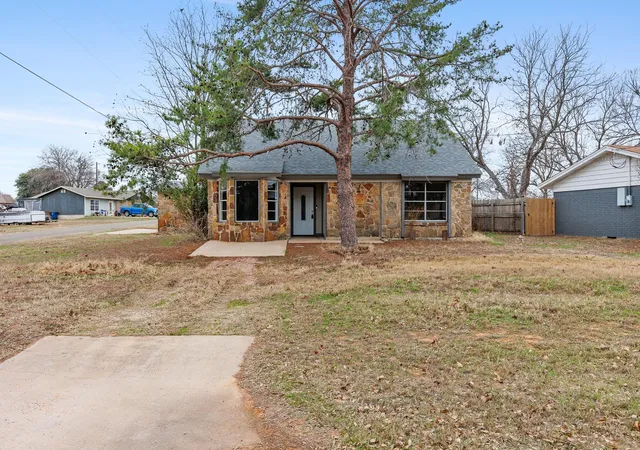 Photo 1 of Single family home for sale at 400 N River Oaks Dr, Burnet, TX 78611 | MLS# 4489630 | Listing updated on 2026-05-13