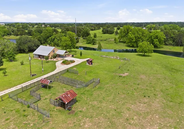 4th image of 7835 Berger Rd, Schulenburg, TX 78956 | MLS# 2996610