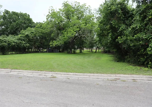 5th image of 1006 Johnson St, Lockhart, TX 78644 | MLS# 1264435