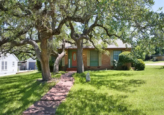 Photo 2 of Single family home for sale at 325 E Rainey St, Mason, TX 76856 | MLS# 4382681 | Listing updated on 2026-09-02