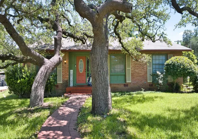 Photo 2 of Single family home for sale at 325 E Rainey St, Mason, TX 76856 | MLS# 4382681 | Listing updated on 2026-09-02