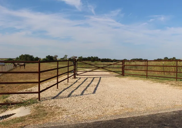 2nd image of 700 County Road 330 Rd, Granger, TX 76530 | MLS# 1691591