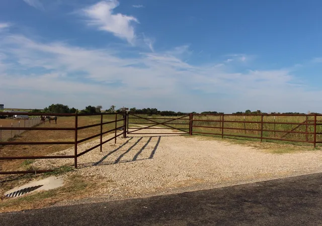 3rd image of 700 County Road 330 Rd, Granger, TX 76530 | MLS# 1691591