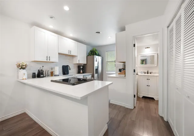 Listing Photo 5 - Condo for sale in building located at 1135 Barton Hls Dr, Austin, TX 78704 - Unit #355