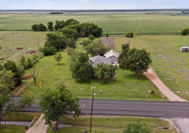 3rd image of 711 E Clark St, Bartlett, TX 76511 | MLS# 8993281