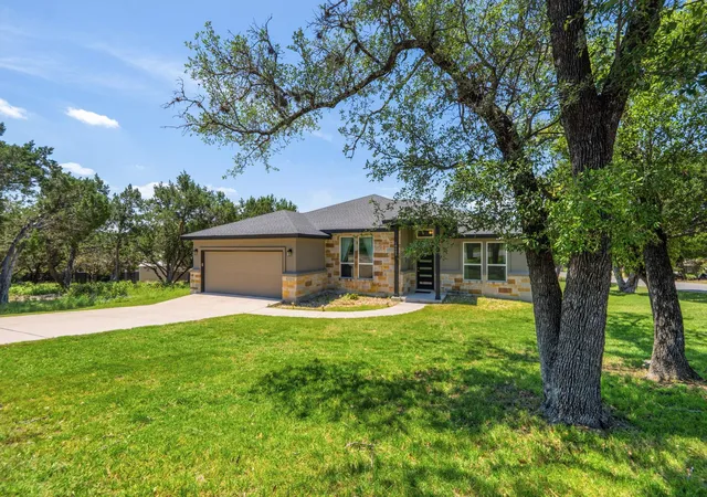 Photo 2 of Single family home for sale at 18605 Masters Cv, Lago Vista, TX 78645 | MLS# 7745326 | Listing updated on 2026-09-15