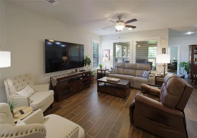 Listing Photo 5 - Condo for sale in building located at 132 Mexican Olive Dr, Georgetown, TX 78628 - Unit #G