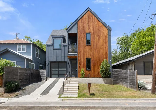 Photo 1 of Single family home for sale at 2202 Santa Rita St, Austin, TX 78702 | MLS# 8096030 | Listing updated on 2026-08-28